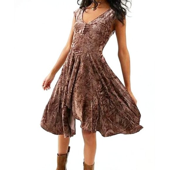 NWT UO Silence + Noise Corina Velvet Short Sleeve Mini Dress Chocolate Sz Small - Picture 2 of 13